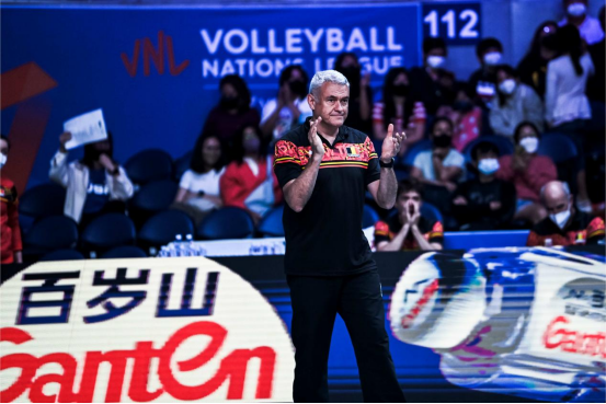 Champion water blessing. Here comes Ganten again at the Volleyball Women’s Nations League( Philippines ))