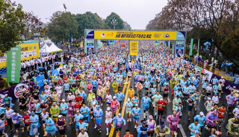 The road to upgrade Chengdu Panda Marathon, Ganten guarded the runners forward throughout the journey