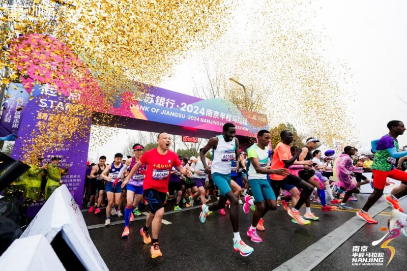 南京半程马拉松升级用水，百岁山引领中国马拉松奔向新征程